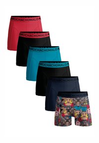 Kuusi miesten bokserishortsia, joissa on erilaisia värejä: punainen, musta, teal, tummansininen ja kuvioitu design rohkeilla grafiikoilla. Elastinen vyötärönauha logolla.