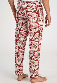 Rode pyjamabroek met een herhaald patroon van Kerstman gezichten met witte baarden en rode hoeden. Gemaakt van zachte stof met een elastische tailleband.