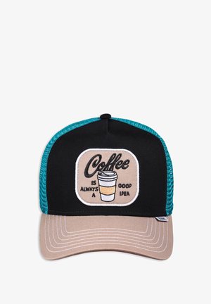 Zwarte en blauwe truckerpet met een beige klep en een beige patch met de tekst "Coffee is always a good idea" en een illustratie van een koffiekopje.
