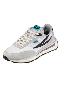 Sneaker atletica bianca e grigia con accenti neri, suede testurizzato, suola spessa, lacci tono su tono e un logo turchese sulla linguetta.