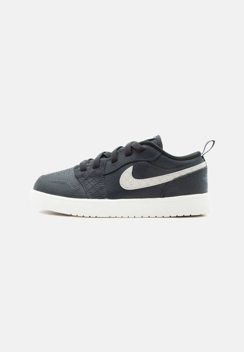 Μαύρο sneaker χαμηλού προφίλ με λευκή σόλα και λευκό λογότυπο Nike swoosh στο πλάι, με μαύρα κορδόνια και ταινία τραβήγματος στη φτέρνα.