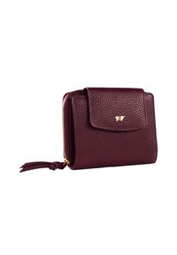 Portafoglio in pelle bordeaux con texture granitata, hardware dorato, chiusura a patta e scomparto con cerniera, con un tassello decorativo.