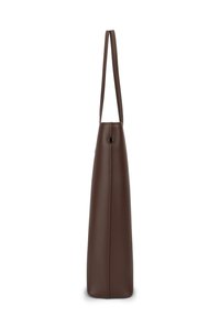 Sac fourre-tout en cuir marron avec une forme élégante et allongée, doté de deux poignées étroites et d'une texture lisse, agrémenté de coutures minimalistes.