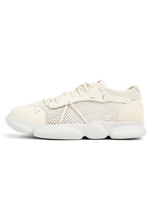 Sneakers z beżową siateczką, z zamszowymi akcentami, białą gumową podeszwą i sznurowanym designem; zawierają boczną pętelkę oraz szczegóły z logo.