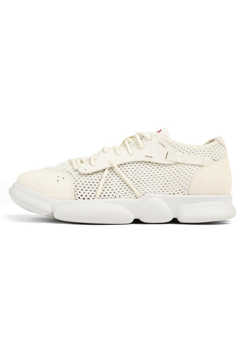 Sneaker con tomaia in mesh beige, dettagli in suede, suola in gomma bianca e design con lacci; presenta un anello laterale e un dettaglio del marchio.