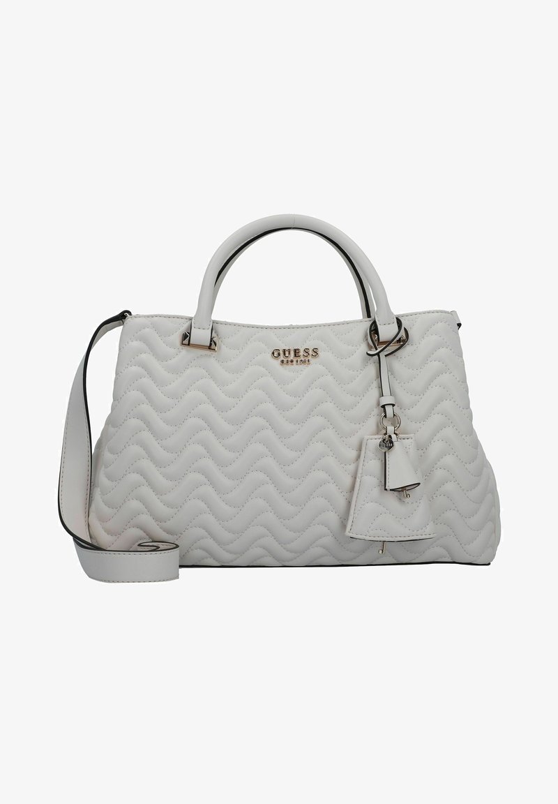 Sac à main blanc matelassé avec des accents argentés, deux poignées supérieures et une bandoulière amovible. Comprend une petite étiquette décorative.