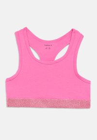 Ροζ βαμβακερό αθλητικό σουτιέν με ραβδωτό σχέδιο, διαθέτοντας μια λαμπερή ασημένια ταινία στο κάτω μέρος και κοπή racerback για επιπλέον στήριξη.