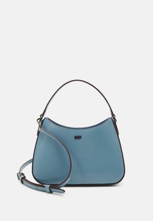 Sac à main en cuir bleu clair avec garniture noire, poignée courte, bandoulière réglable et petit logo métallique de la marque au centre.