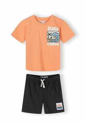 Orange kortærmet skjorte med "Surf Crew" og bølgemotiv, kombineret med sorte shorts med snøre og en "Sun Seeker" mærkat.