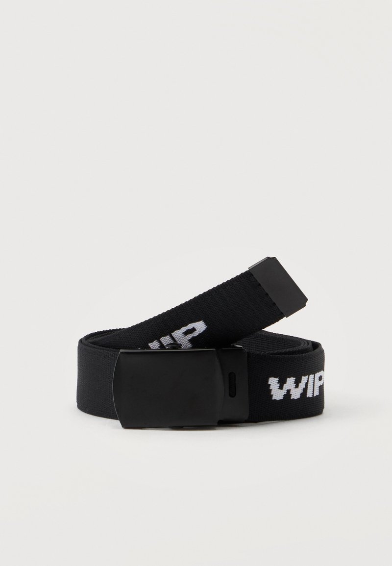 Ceinture en tissu tissé noir avec une boucle métallique noire simple et un texte blanc partiellement visible sur la lanière.