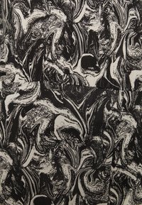 Tecido em preto e branco com um padrão de mármore em espiral, apresentando texturas e contrastes variados entre áreas escuras e claras.