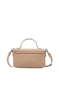 Borsa a mano in pelle color cuoio con forma strutturata, manico superiore, tracolla removibile e chiusura a pattina. Superficie testurizzata e hardware minimale.