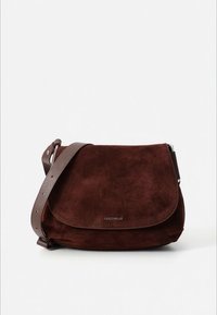 Ruda zomšinė per pečių nešiojama rankinė su apvaliu atvartėliu, reguliuojama odine diržele ir subtiliu sidabriniu prekės ženklo logotipu. Lygi tekstūra, kompaktiškas dizainas.