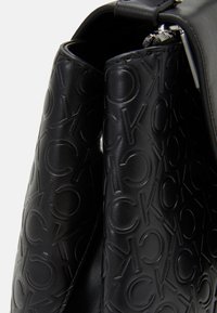 Calvin Klein MUST TOP HANDLE MONO - Handtas - black