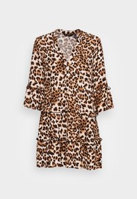 Vestido com estampa de leopardo, decote em V, mangas três quartos e camadas com babados. Feito de um tecido leve. Cor: castanho, preto e branco.