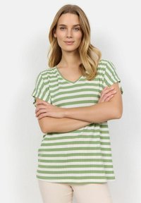 Grøn- og hvidstribet kortærmet T-shirt med V-udskæring og blød, tekstureret stof. Armene krydset, afslappet pasform.