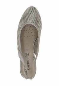 Heled hallid slingback-sandaalid, millel on perforatsiooniga ülemine osa, ümar varvas ja pehme sisetald. Metallilised aktsendid kanna ja pahkluu rihmal.