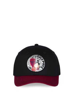 Casquette de baseball avec couronne noire et visière bordeaux, comportant un écusson circulaire d'un personnage de dessin animé en train de frapper, et le texte "One Piece".