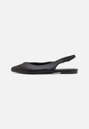 Czarny skórzany, płaski but typu slingback z zamkniętym, ostro zakończonym noskiem i cienkim paskiem wokół pięty.