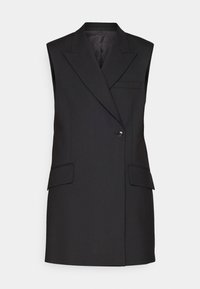 Czarna sukienka marynarkowa bez rękawów z szerokimi klapami, pojedynczym zapięciem na guzik oraz kieszeniami z patkami na przodzie.