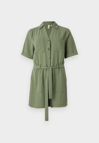 Robe chemise à manches courtes vert olive avec col, fermeture par boutons, deux poches poitrine et taille ceinturée. Tissu texturé.
