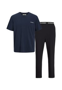 Marineblaues T-Shirt mit kurzen Ärmeln und einem kleinen weißen Logo sowie schwarzen Slim-Fit-Hosen mit einem weißen Markenbund. Aus Baumwollmaterial, mit glatter Textur.