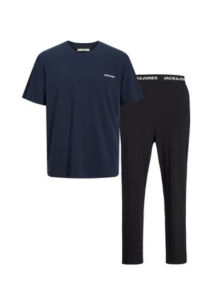 Marineblaues T-Shirt mit kurzen Ärmeln und einem kleinen weißen Logo sowie schwarzen Slim-Fit-Hosen mit einem weißen Markenbund. Aus Baumwollmaterial, mit glatter Textur.