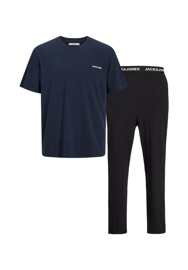 Marineblaues T-Shirt mit kurzen Ärmeln und einem kleinen weißen Logo sowie schwarzen Slim-Fit-Hosen mit einem weißen Markenbund. Aus Baumwollmaterial, mit glatter Textur.