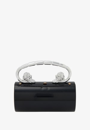 Sort cylindrisk clutch med et sølvfarvet håndtag med løvehoved-udsmykninger. Glat plastmateriale med detaljer i guldhardware.