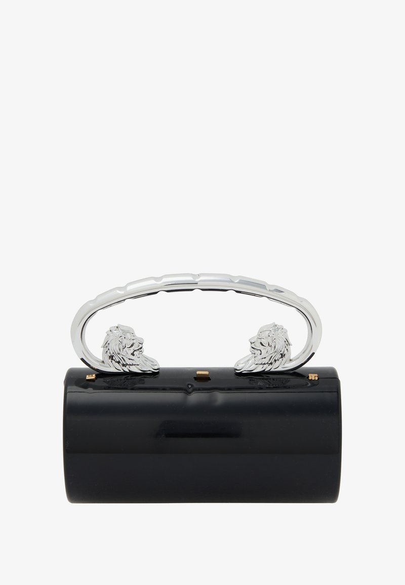 Musta sylinterimäinen käsilaukku, jossa on hopeinen kahva, johon on kiinnitetty leijonanpään koristeet. Sujuva muovimateriaali, jossa on kultaiset yksityiskohdat.