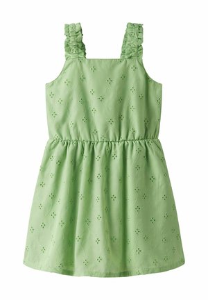 Ljusgrön klänning med fladdrande ärmar, broderad blommönster, figursytt midjeband och utsvängd kjol. Tillverkad av texturiserad bomullsmaterial.