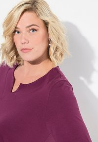 Ulla Popken A-LINIE HALBARM - T-shirt con stampa - dark berry
