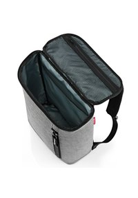 Bolsa de tela gris con una parte superior con cremallera, bolsillo interior de malla y forro en contraste de color verde oscuro. Cuenta con una cremallera lateral y una correa ajustable.