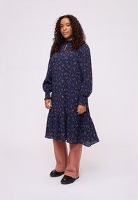 Noa Noa ANAISN - Vapaa-ajan mekko - print navy brown