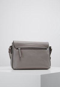 Szara syntetyczna torba na ramię z klapą, przednia kieszeń na zamek błyskawiczny oraz regulowany pasek. Gładka tekstura i minimalistyczny design z subtelnie umieszczonym logo.