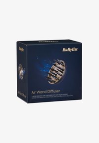 Opakowanie dyfuzora BaByliss Air Wand, z dużym ceramicznym dyfuzorem w złoto-czarnym kolorze oraz wieloma wypustkami do przepływu powietrza.