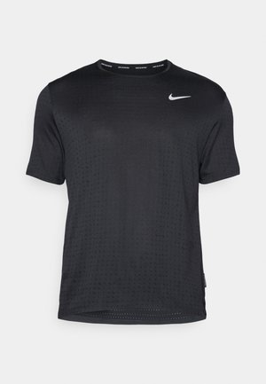 Čierne tričko s krátkym rukávom na beh od Nike, vyrobené z ľahkej tkaniny s textúrovaným vzorom a reflexným logom na hrudi.