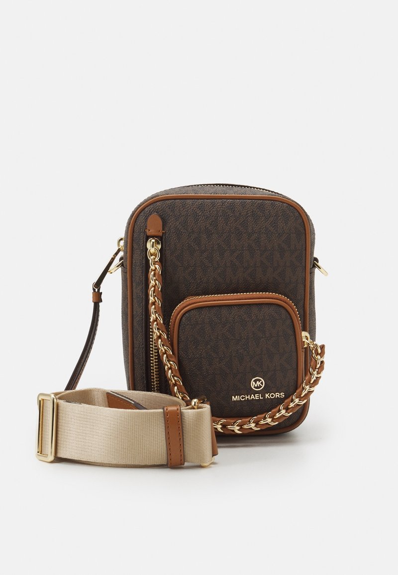 Kompakte Michael Kors Umhängetasche im dunkelbraunen Monogramm-Druck mit goldener Kettendetail und abnehmbarem, verstellbarem beigen Tragegurt.