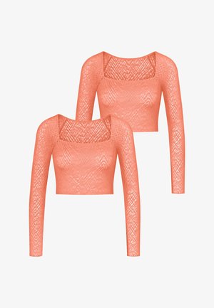 Två korallfärgade långärmade mesh-crop tops med fyrkantiga halsringningar, som har ett strukturerat, halvtransparent mönster.