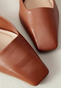 Next SIGNATURE FOREVER COMFORT CHISEL TOE KITTEN - REGULAR FIT - Pantolette flach - brown