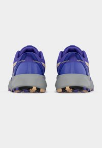 Παπούτσια για τρέξιμο σε μονοπάτια με μοβ επάνω μέρος, γκρι σόλα και ανθεκτικό πέλμα. Διαθέτουν επένδυση στον αστράγαλο και αντανακλαστικές λεπτομέρειες για ορατότητα.