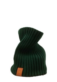 Zielona dzianinowa czapka z prążkowaną fakturą, z podwójnym mankietem i brązową skórzaną łatą ze wytłoczonym logo po boku.