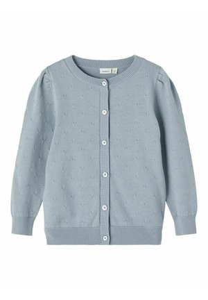 Hellblauer gestrickter Baby-Cardigan mit langen Puffärmeln, rundem Halsausschnitt, strukturiertem Muster und vorderer Knopfleiste mit sechs weißen Knöpfen.