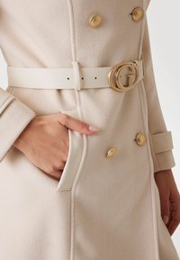 Guess AMELIA DOUBLE BREAST - Palton clasic - creme