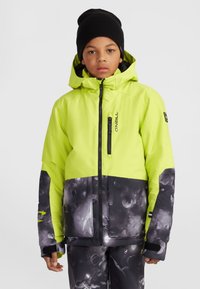 Gelbe und schwarze wasserdichte Jacke mit Kapuze, ausgestattet mit einer Reißverschlusstasche, einem strukturierten schwarzen unteren Abschnitt und auffälligen Mustern.