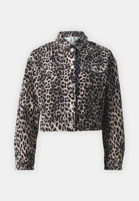 Kappad denimjacka med leopardmönster, två framfickor och tryckknappar, mot en vit bakgrund.