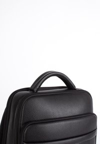 Mustaseläinen nahkareppu, jossa on teksturoitu pinta, pyöristetty kahva, sileät vetoketjut ja selkeä muoto.