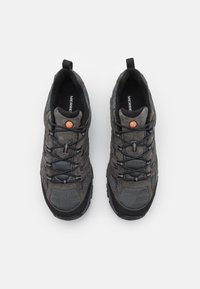 Graue Wanderschuhe aus Mesh- und Wildledermaterialien, strukturierte Außenfläche, schwarze Gummi-Außensohle, elastische Schnürsenkel und ein auffälliges oranges Logo.