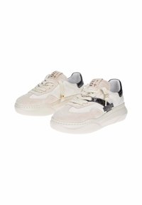 Sneaker bianche e beige chiaro realizzate in suede e pelle, con dettagli neri, lacci rotondi e una suola spessa bianca.