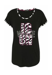 Schwarzes T-Shirt mit kurzen Ärmeln, zebra-musteriger Besatz am Halsausschnitt und an den Ärmeln, mit fettgedrucktem "ON WHITE" Text in Weiß und Pink.